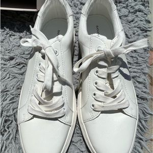 NWT Banana Republic. White Sneakers! Size 8. Brand New! Dyeable too! 🔥